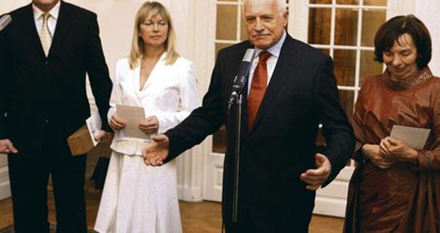 Podle protokolu: Premiér s manželkou a prezident s chotí