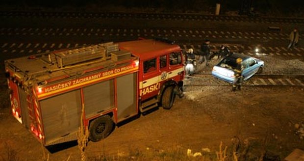 Konec zběsilé honičky noční Prahou. Modrá fordka uvízla na železniční trati na Žižkově.