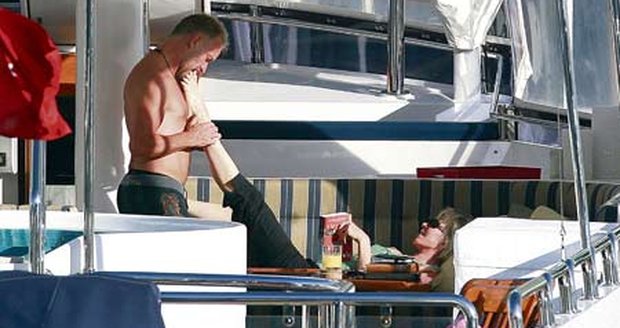 Sting jemně olizuje konečky prstů své manželky