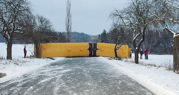 Kloubový autobus MHD
zatarasil celou silnici na Zlín