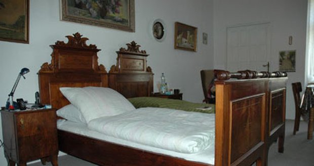 Od narození 5. ledna 1908 spí pořád ve stejné posteli, už sto let