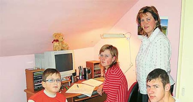 Děti Michal (11), Martina (17) a Lukáš (16), zleva jsou Zdeně Huňáčkové (35) oporou