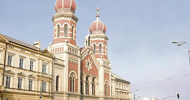 Před plzeňskou synagogou se v sobotu potkají všechny tři skupiny