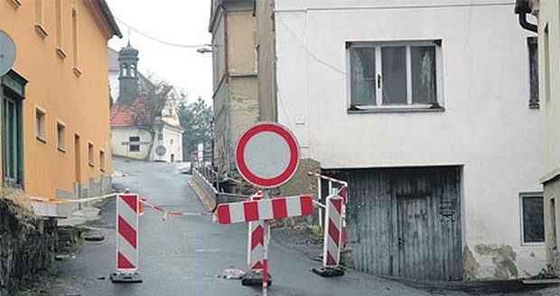 Zkratka úzkou uličkou je nepoužitelná