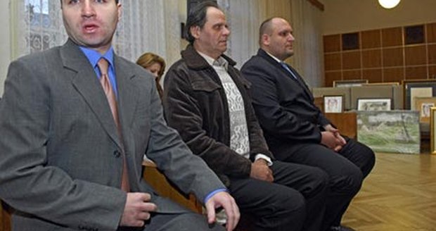 Jan Trojan mladší, malíř Libor Prášil a Josef Sedlák (zleva), část pětice obviněných v jednací síni brněnského krajského soudu