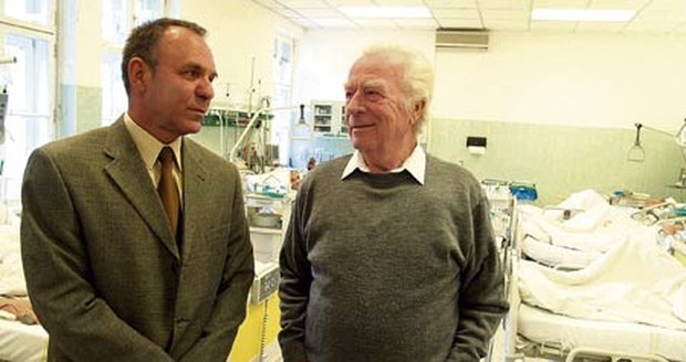 Josef Mynář (vlevo) a lékař Vladimír Kořístek se setkali jako staří přátelé