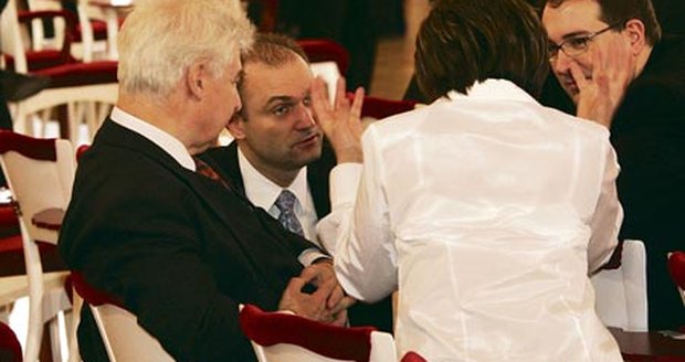 10:10 hod.: Ivan Langer se ujišťuje, kdo bude volit Václava Klause