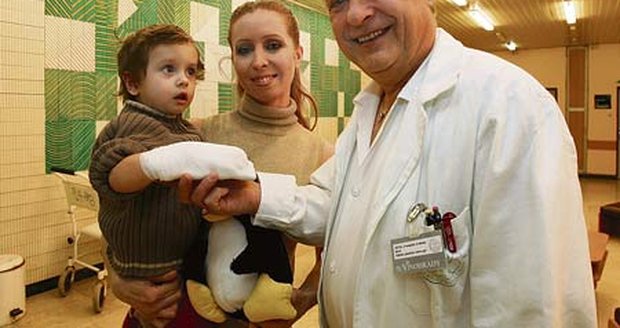 Lukášek s maminkou Ivou se loučí se svým zachráncem - plastickým chirurgem Svatoplukem Svobodou. Docela se spolu skamarádili.