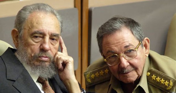 Bývalý kubánský prezident Fidel Castro se svým bratrem, ministrem obrany, Raúlem, který ho v poslední době v úřadu zastupoval
