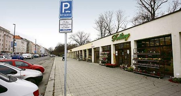 Tato cedule po oznámení Blesku z blízkosti hřbitova zmizela ještě v úterý odpoledne