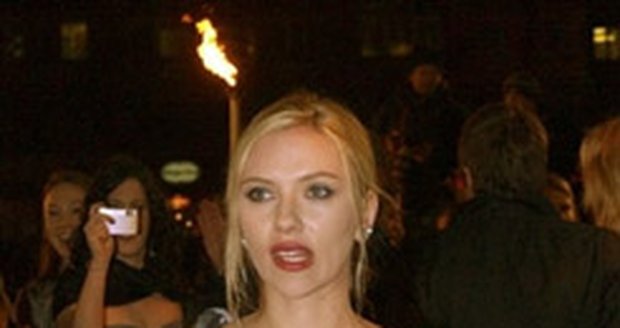 Scarlett Johansson neváhá na plátně použít všech dostupných ženských zbraní...