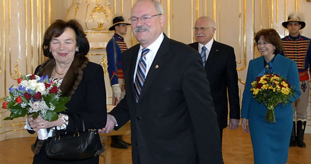Dusno, že by se dalo krájet, bylo mezi Klausovými i během včerejší návštěvy Slovenska. Klaus (úplně vpravo) se občas od Livie držel hodně daleko... A první dáma ráda využívala společnosti slovenského prezidenta Ivana Gašparoviče