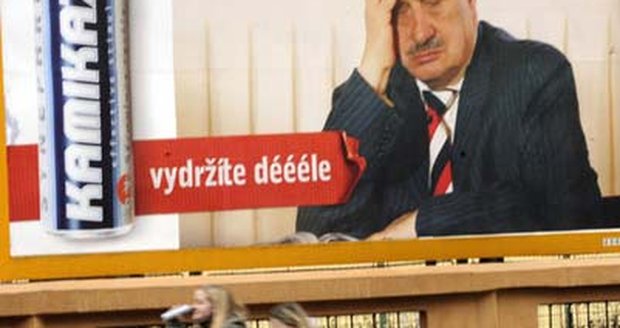 Spícího ministra zahraničí Karla Schwarzenberga využil výrobce energetického nápoje ve své nové reklamní kampani