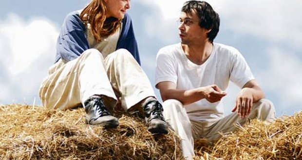 Podtitul filmu Venkovský učitel zní "každý někoho potřebuje". Zuzana Bydžovská ve filmu potřebuje právě Pavla Lišku.