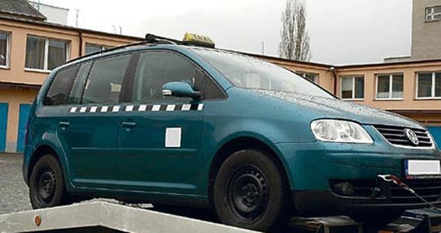 Auto, ve kterém lupič přepadl taxikáře