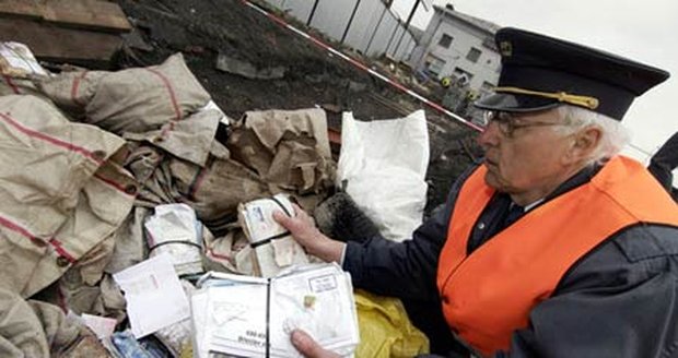Náměstek vrchního přednosty železniční stanice Břeclav Zdeněk Kristián ukazuje části dopisů, které dělníci našli v poštovním tunelu v Břeclavi