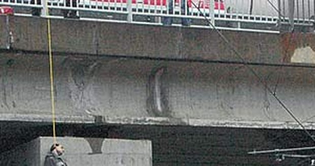 Mrtvolu objevil strojvedoucí vlaku, který tudy projížděl