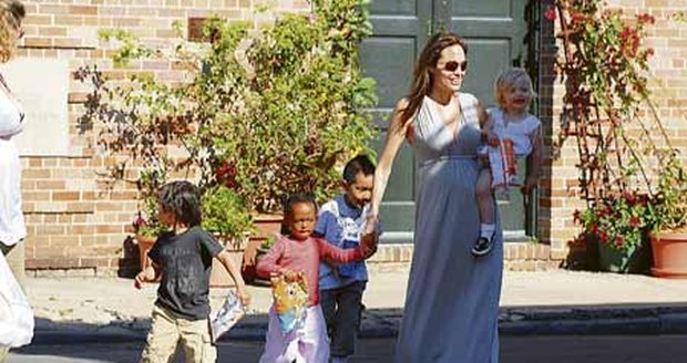 Angelina se svými ratolestmi: Zleva Pax, Zahra, Maddox a v náručí biologická dcera Shiloh