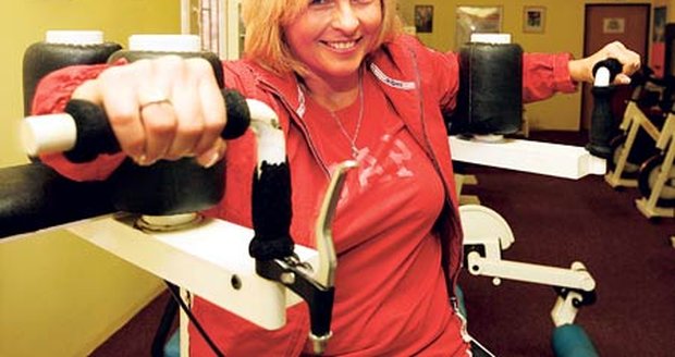 Iveta Bartošová dře jako kůň. Na posilovacím stroji se do toho skutečně opřela s plnou vervou. Jen tak může zapomenout na stresy, které ji přivedly až na okraj propasti