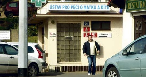 'Tady chce Barbara rodit,' prozradil Blesku Červín před Ústavem pro matku a dítě v pražském Podolí