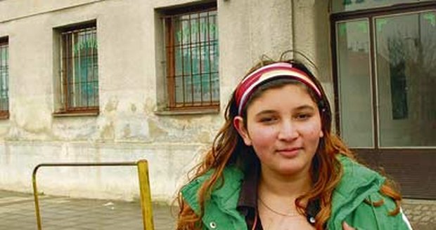 Maruška Horváthová (13) ukazuje zranění na hrudníku