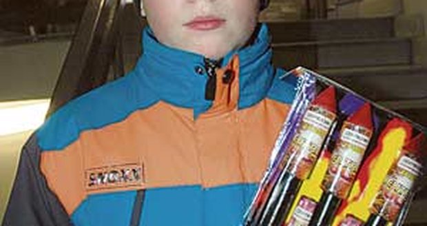 Ilustrační foto - dítě s pyrotechnikou