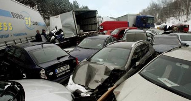 Policisté zatím zaevidovali Policisté zatím zaevidovali 189 havarovaných aut