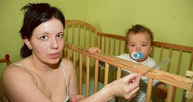 Marcela Maršáková ukazuje na tříštivý plast, kterým byly opatřeny postranice postýlky