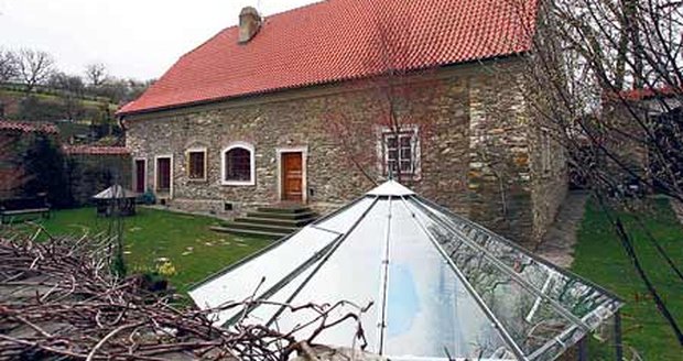 Ve starém domě, který prochází rekonstrukcí, se stala skladateli hrozivá nehoda