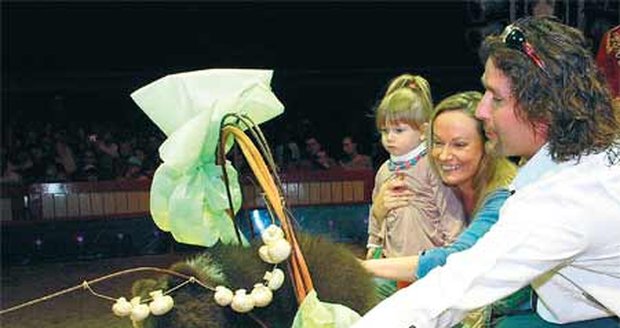 Herečka Alena Antalová s manželem Josefem Juračkou a dcerami pokřtili v Olomouci cirkusová medvědí dvojčata