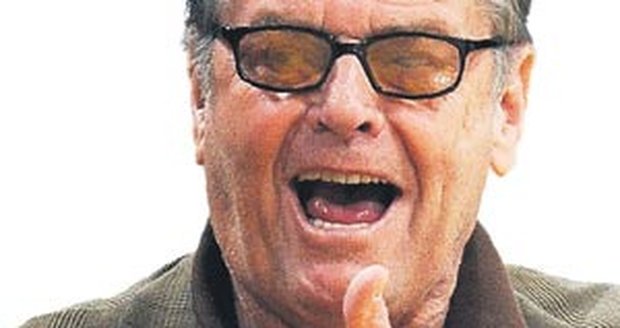 "Takový Jack Nicholson je starší než já a točí film za filmem. Ti Američané dokážou využít každou jeho přibývající vrásku," rozčiluje se Iva Janžurová nad tím, že pro ni čeští filmaři nemají žádnou pořádnou roli, zatímco