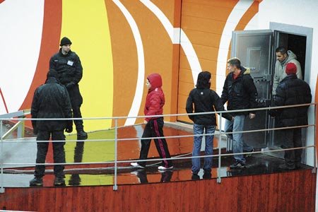 VyVolení opouštěli vilu za doprovodu drsných bodyguardů