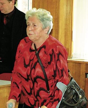 Rozzlobená opustila včera osudní síň v Rychnově nad Kněžnou důchodkyně (70). Dostala podmíněný trest za poškození auta vyrytím vulgárních výrazů, kterého se prý nedopustila.