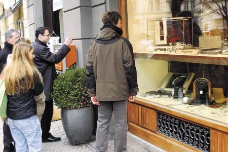 Vyrabovaný butik si fotili turisté jako ´akční vzpomínku´ na Prahu
