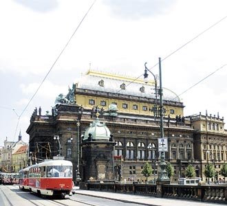 Ještě několik soch na Národním divadle, včetně Trigy, potřebuje nutně opravit