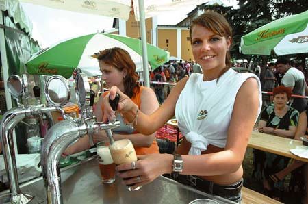 Nejvíce piva se vypije v horkém létě, kdy se lidé osvěžují hlavně na zahrádkách restaurací. Majitelé pivovarů si spokojeně mnou ruce.
