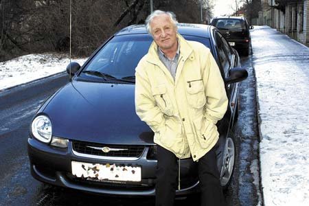 Svého plechového miláčka poslal Bobek okamžitě do servisu. ´Předvánoční čas je pro umělce pracovně nejnáročnější. Nutně potřebuji vůz zpět,´ stýská si Bobek.