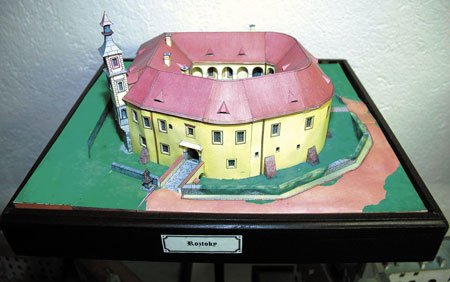 Renesanční zámek Roztoky ve středních Čechách. Pochází z konce 16. století a zámek dal vybudovat David Boryně ze Lhoty.
DOBA LEPENÍ: 46 hodin, 2000