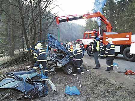 Hasiči museli z vraku auta těla řidiče a spolujezdce z předního sedadla vystřihávat