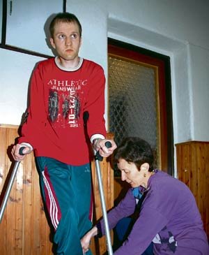 Karel Martinák (28) přišel do nemocnice jako šikovný automechanik, který jen trpěl chronickou rýmou. Odešel jako
invalida. Sám si ani nedokáže zavázat boty.