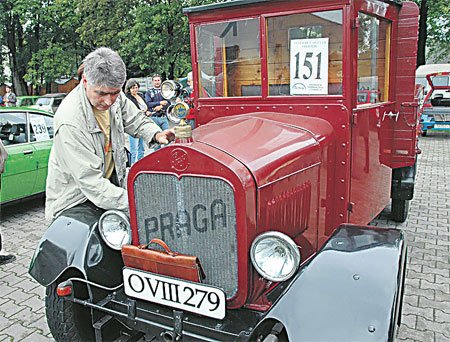 S nákladním vozem Praga Alfa AN
z roku 1927 dorazili na sraz manželé Libuše a Josef Královi z Terezína