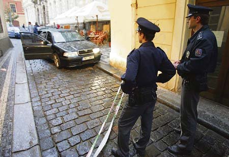 Vyděrači zaútočili tímto vozem. Tmavou octavii policisté zadrželi až nedaleko Uhelného trhu