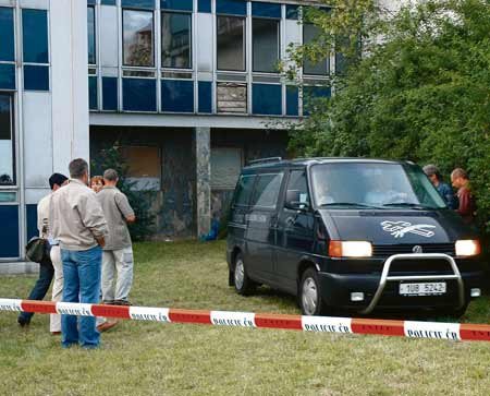 Další ostatky (modrý pytel za
pohřebním vozem) objevili policisté
nedaleko od prvního nálezu