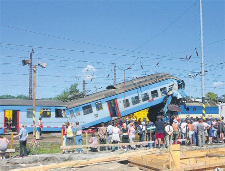 10:10 - Rychlíková lokomotiva vyhodila kabinu pantografu do několikametrové výšky. Chvíli po srážce okolí vraků obklopili cestující i zvědavci z blízkého okolí.
