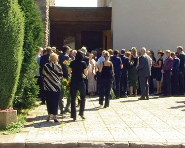Do obřadní síně ve Stachách na
Šumavě se s oblíbeným lékařem
přišlo rozloučit přes 500 lidí