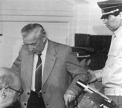 Fotografie dokumentující průběh procesu s nacistickým zločinecem Heinzem Barthem, který byl 26. května 1983 odsouzen k doživotí