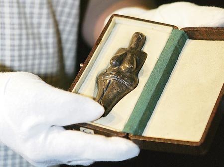 Soška z pálené hlíny vznikla před více než 25 tisíci lety. Je považována za symbol plodnosti.
Její výška je 11,5 cm a v bocích
měří 4,3 cm. V době výstavy byla
pojištěna na milion korun, její
cena je ale nevyčíslitelná.