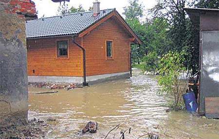 Voda zatopila zahrádku a dosáhla na třetí schodek u hlavních dveří