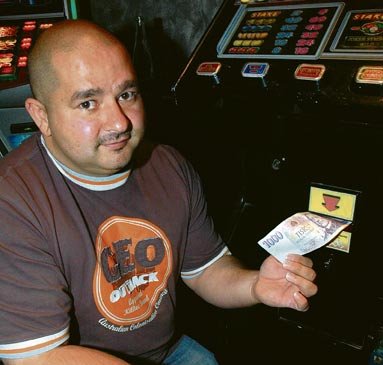 Provozovatel baru Ivan Košárko
(33) u hracího automatu Daytona Classic. Jedině o tento konkrétní typ má gang zájem.