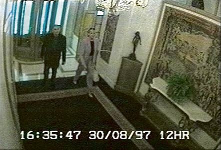 1. Diana s Dodim vchází do hotelu